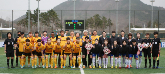 홈 개막전 치른 스포츠토토여자축구단 '새얼굴과 함께 PO 도전' 출사표