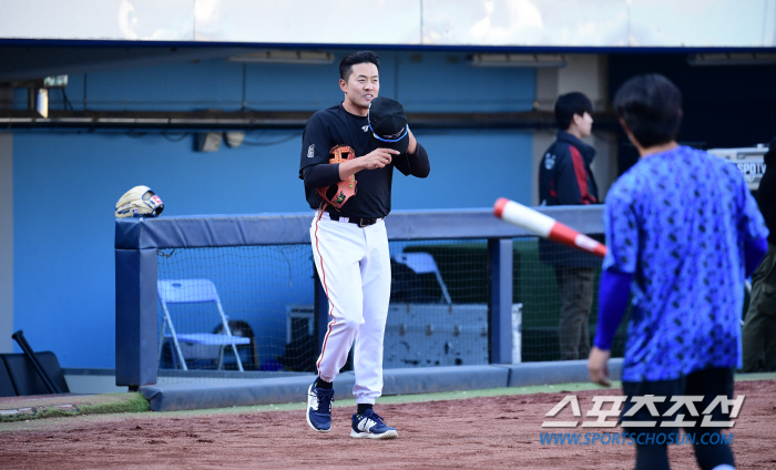 "기분이 묘하다..." 더그아웃까지 급습한 오선진 '다시 돌아온 라팍'[…