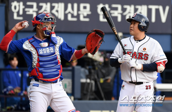 "두산의 안방마님 양의지" 9회말 대타 양의지가 타석에 들어서자 두산 팬…