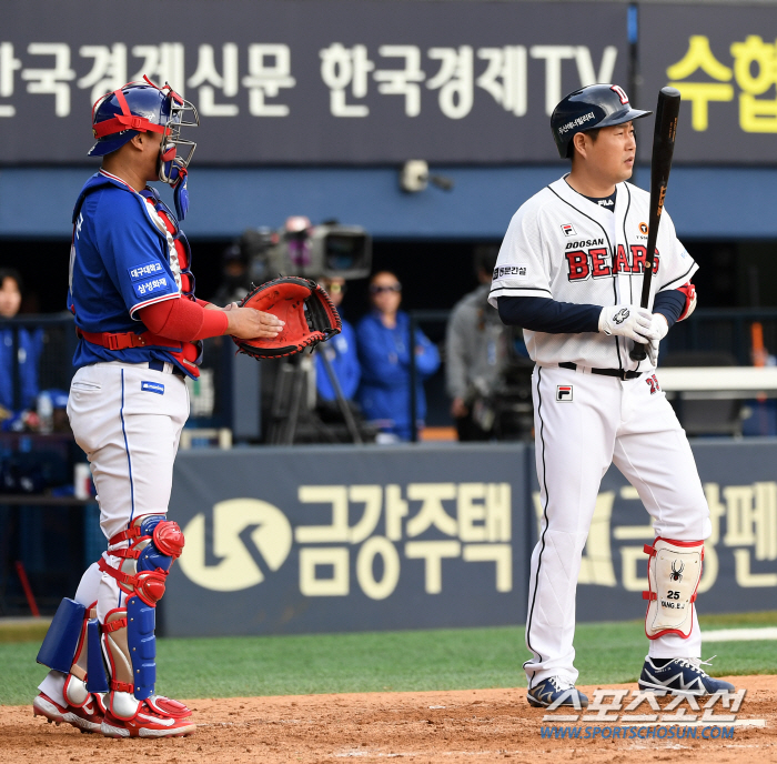 "두산의 안방마님 양의지" 9회말 대타 양의지가 타석에 들어서자 두산 팬…