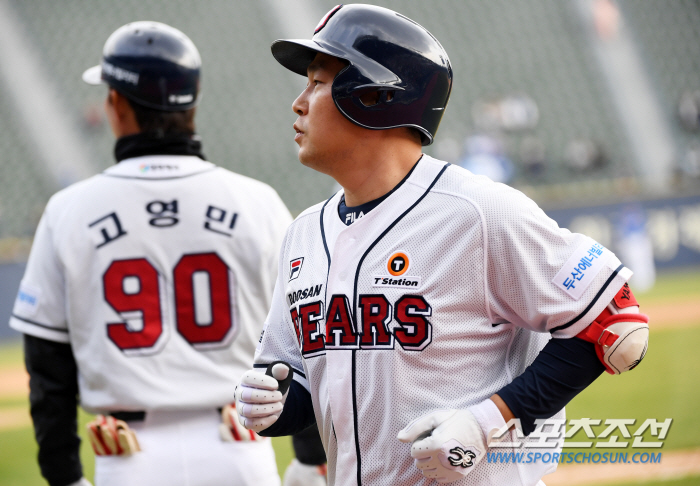 "두산의 안방마님 양의지" 9회말 대타 양의지가 타석에 들어서자 두산 팬…