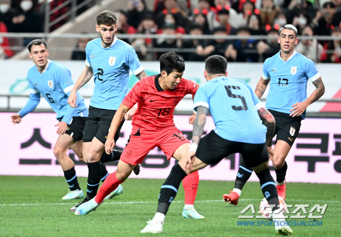 [우루과이전]3명 제치고 파울 유도→날카로운 패스, '선발' 이강인 재능…