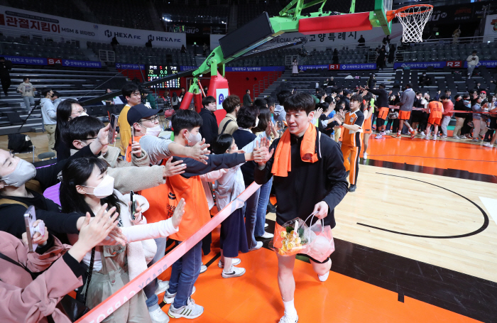 [속보] 고양 캐롯 KBL 잔여가입금 10억원 납부 완료. 플레이오프 파…