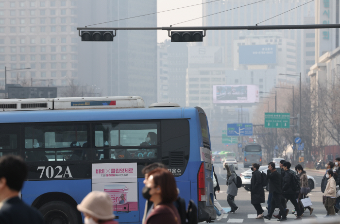 해제 조치에도 마스크 착용…미세먼지·알레르기 비염·호흡기 질환 '방어'