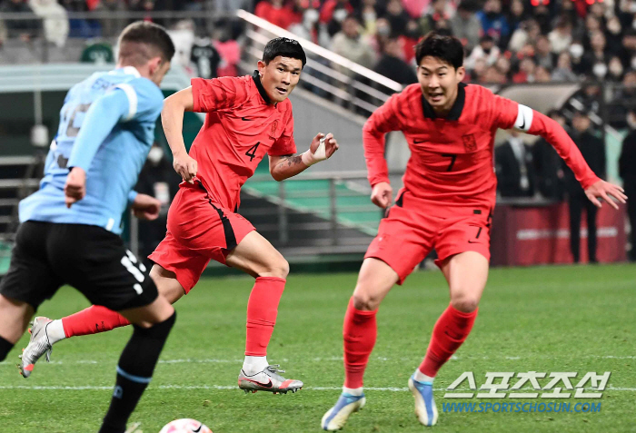 손흥민-김민재 때아닌 불화설 '맞팔'로 빠르게 진화, 김민재 '은퇴시사 …