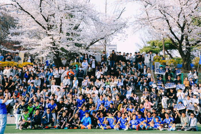 수천 관중 모인 아주대 홈 개막전, 벚꽃과 함께 축구도 활짝 피었다