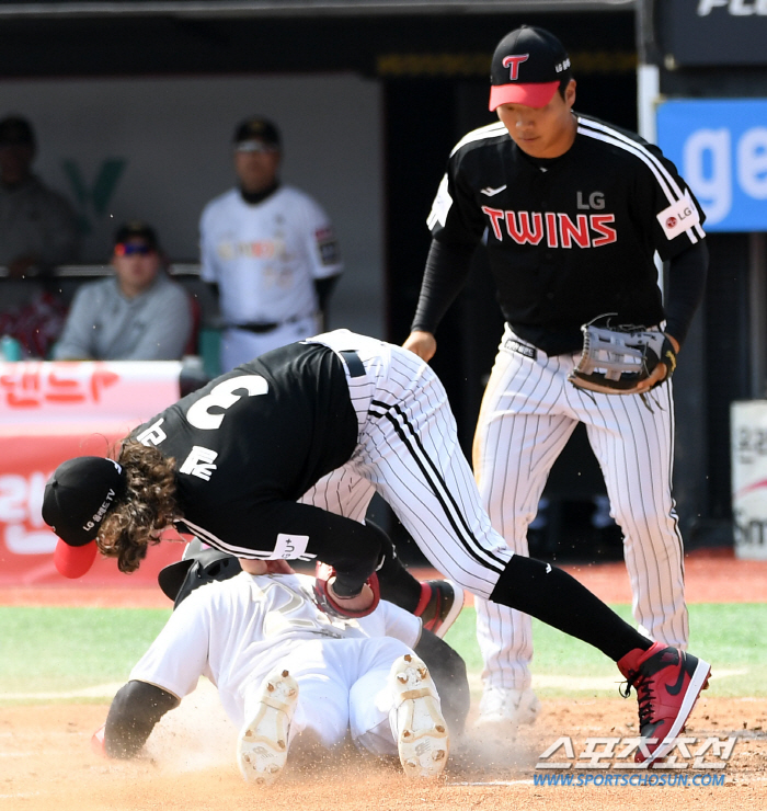 '정면충돌도 피하지 않았다' 알고보니 MLB 1라운드 유격수 출신 켈리.…