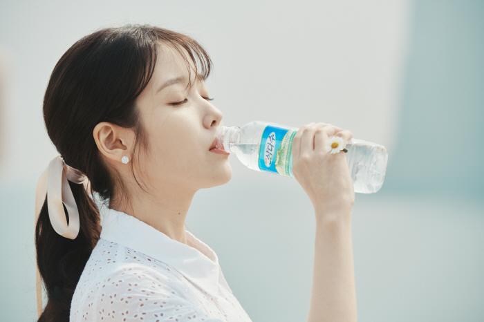 아이유, 제주삼다수 '최장수 모델'…4년 연속 계약