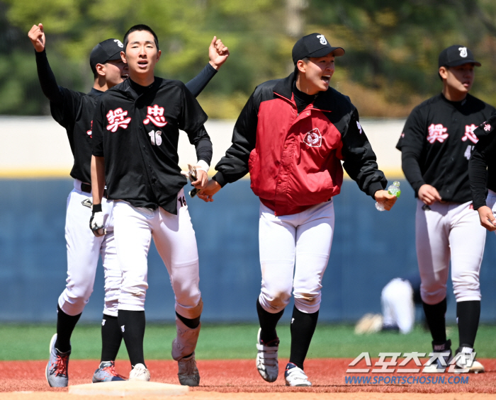 '고교야구엔 낭만이 있다' 장충고, 연장 승부 끝 승리로 기사회생...에…