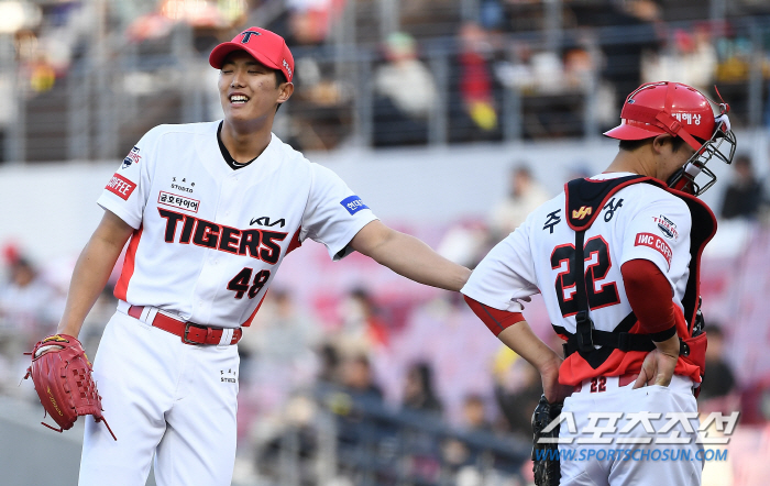 '웃다가 굳은 표정' 150km 좌완 파이어볼러..'제구만 잡히면 대투수…