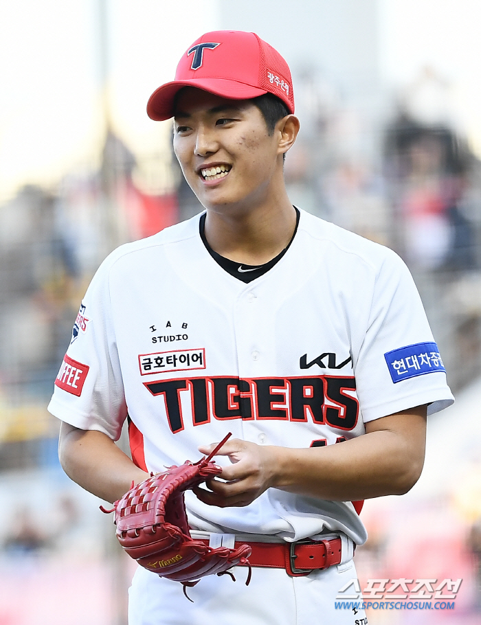 '웃다가 굳은 표정' 150km 좌완 파이어볼러..'제구만 잡히면 대투수…