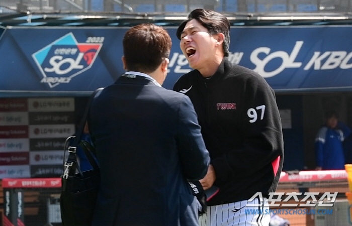 그라운드 위 '맨인 블랙' 박재홍-정민철 콤비 '풀 죽은 사자들 기 살리…