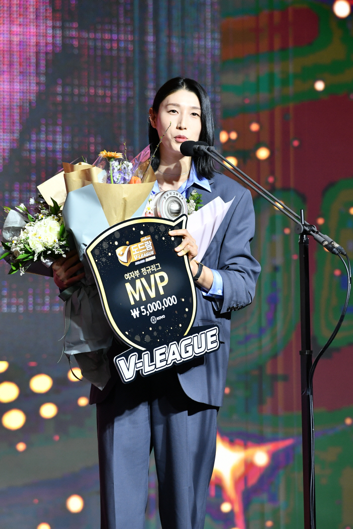 '만장일치 MVP' 김연경, 다음 시즌도 현역? "고민 중…잘 적응하고,…