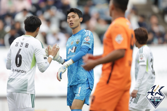 '퇴장만 3명' 전북, 혈투 끝 '송민규-한교원 연속골' 제주 2대0 제…