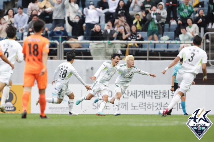 '퇴장만 3명' 전북, 혈투 끝 '송민규-한교원 연속골' 제주 2대0 제…