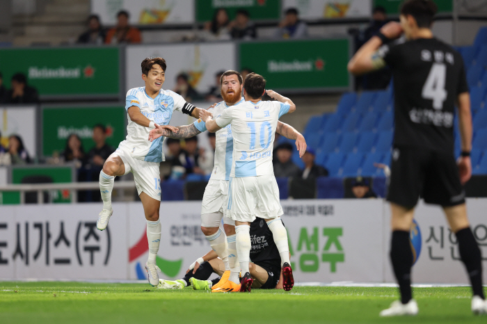 [현장리뷰]'마틴 아담 마수걸이 골' 울산, 인천에 1-0 신승…가장 먼…