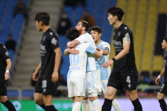 [현장리뷰]'마틴 아담 마수걸이 골' 울산, 인천에 1-0 신승…가장 먼…