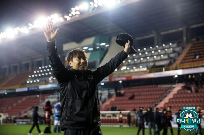 [현장에서]'김기동 각본-김승대 주연' 포항 4년 전 그날처럼 또 수원 …