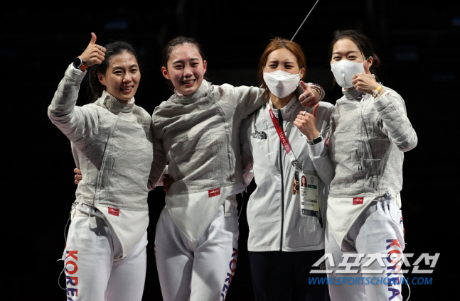 '女펜싱 올림픽 첫金'투혼의 김지연,14년 국대 은퇴선언 "골반 부상 악…