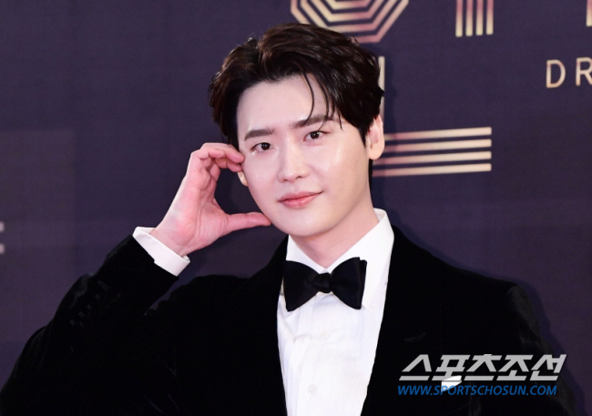 [공식] "오랫동안 좋아한 ♥아이유 따라 선행"…이종석, 어린이날 어린이…