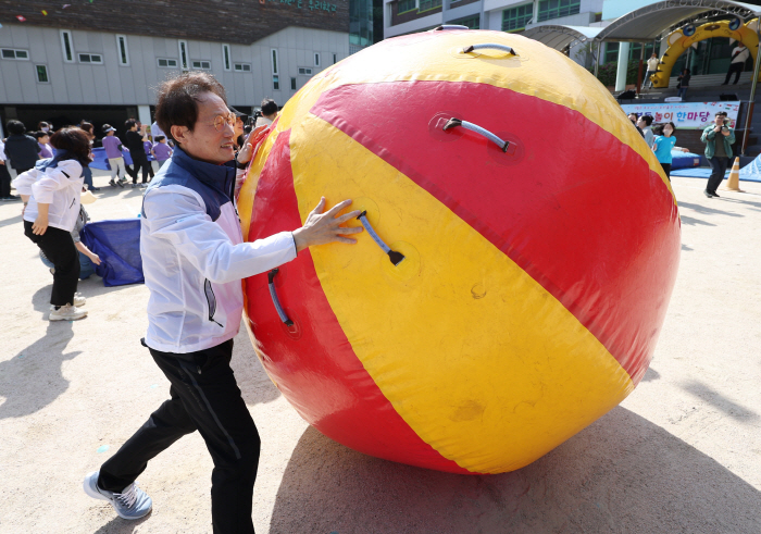 "서울 970개교,운동회 부활" '디딤돌'학교체육,아이들의 웃음소리가 돌…