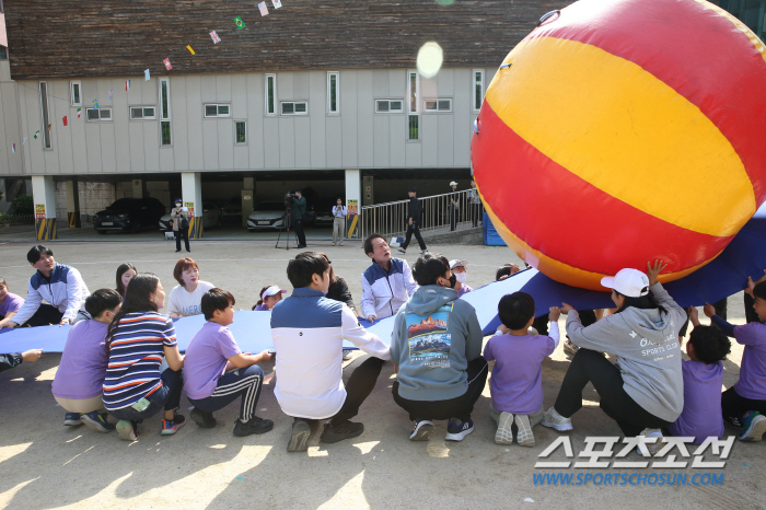 "서울 970개교,운동회 부활" '디딤돌'학교체육,아이들의 웃음소리가 돌…