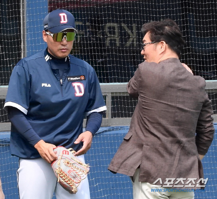 '형님 건강 챙긴 착한 동생' 이승엽 감독 따듯한 손길에 이순철 해설위원…