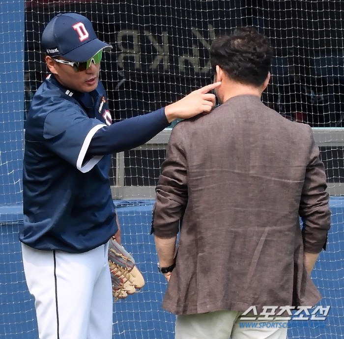 '형님 건강 챙긴 착한 동생' 이승엽 감독 따듯한 손길에 이순철 해설위원…