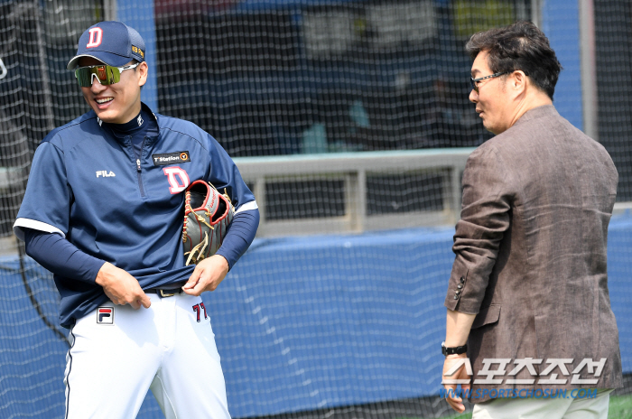 '형님 건강 챙긴 착한 동생' 이승엽 감독 따듯한 손길에 이순철 해설위원…