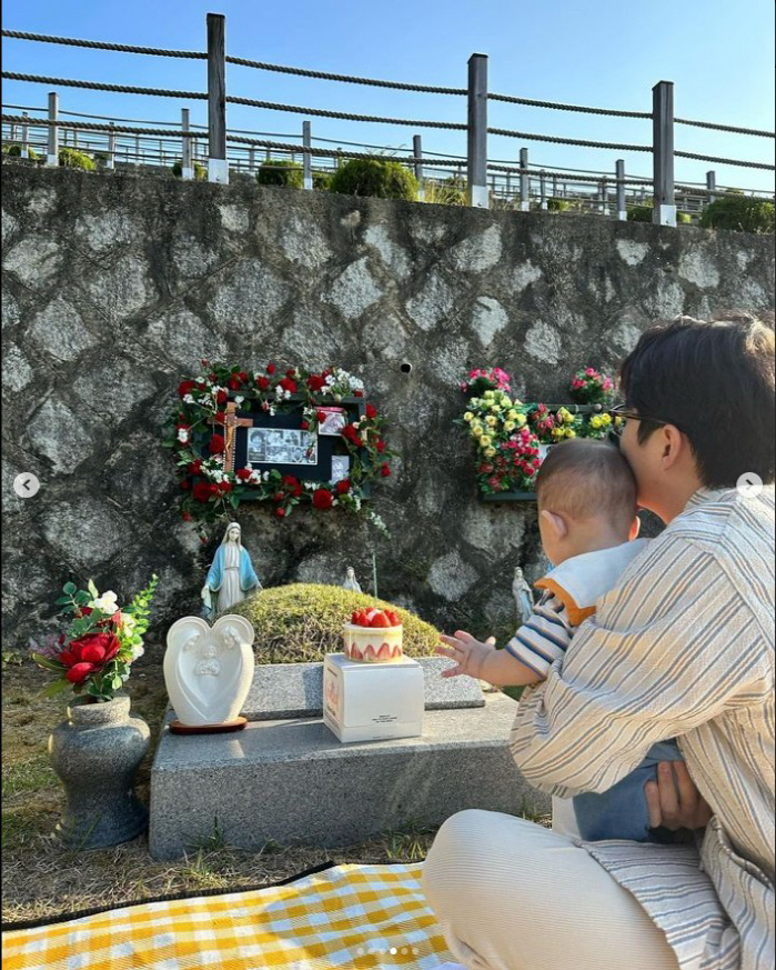 '의사♥' 전혜빈, 시母 생일에 '빨간장미'로 산소 장식 "더 있고 싶은…