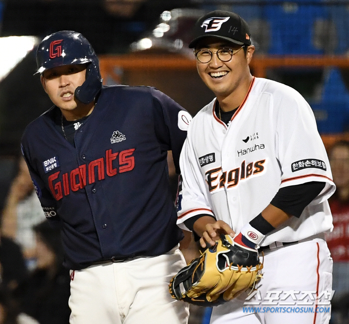 '강남아 엄살 부리지 마' 1루서 만난 채은성·유강남...'이렇게 보니 …