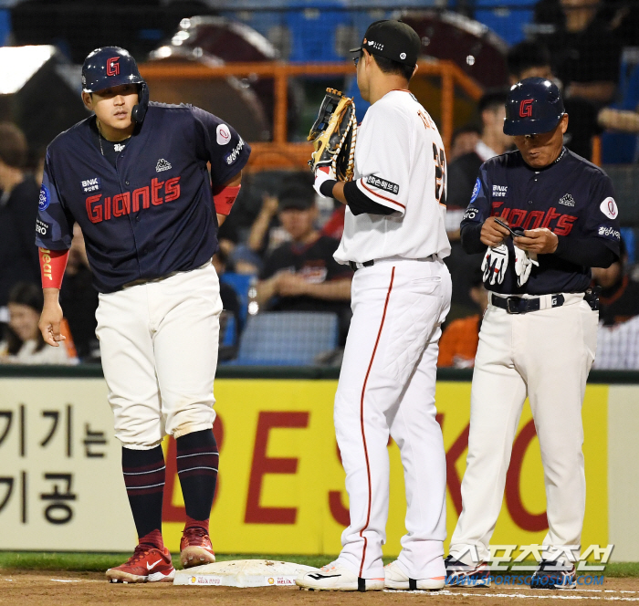 '강남아 엄살 부리지 마' 1루서 만난 채은성·유강남...'이렇게 보니 …