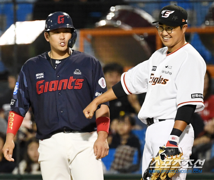 '강남아 엄살 부리지 마' 1루서 만난 채은성·유강남...'이렇게 보니 …