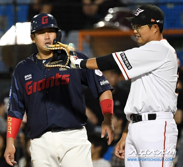 '강남아 엄살 부리지 마' 1루서 만난 채은성·유강남...'이렇게 보니 …