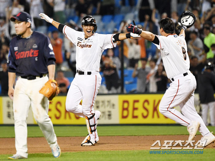 '강남아 엄살 부리지 마' 1루서 만난 채은성·유강남...'이렇게 보니 …