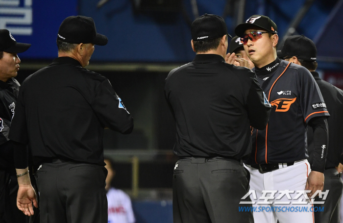 '또 오심이었다' KBO "최재훈 타격방해 아닌 수비방해. 후속 조치 예…