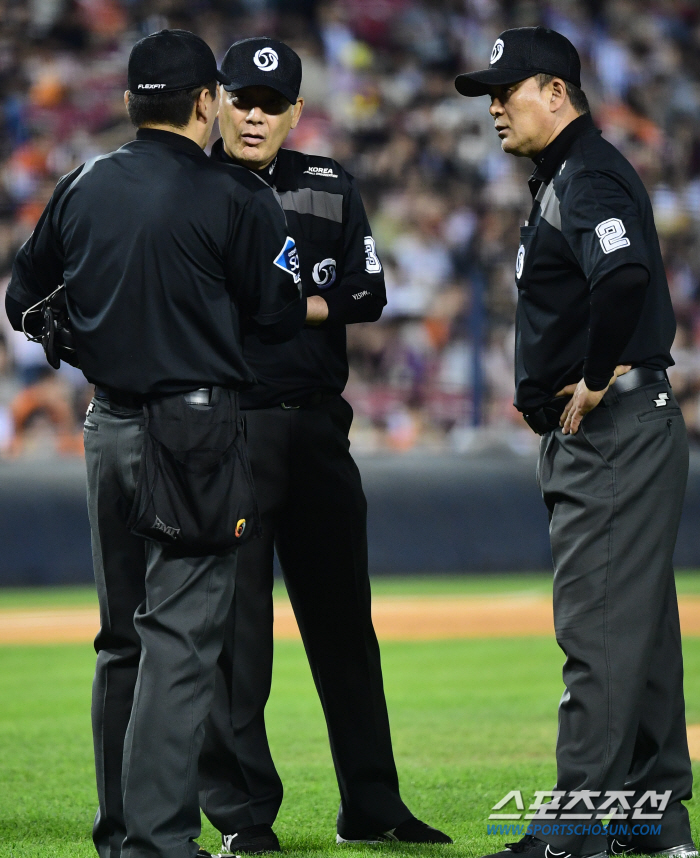 '또 오심이었다' KBO "최재훈 타격방해 아닌 수비방해. 후속 조치 예…