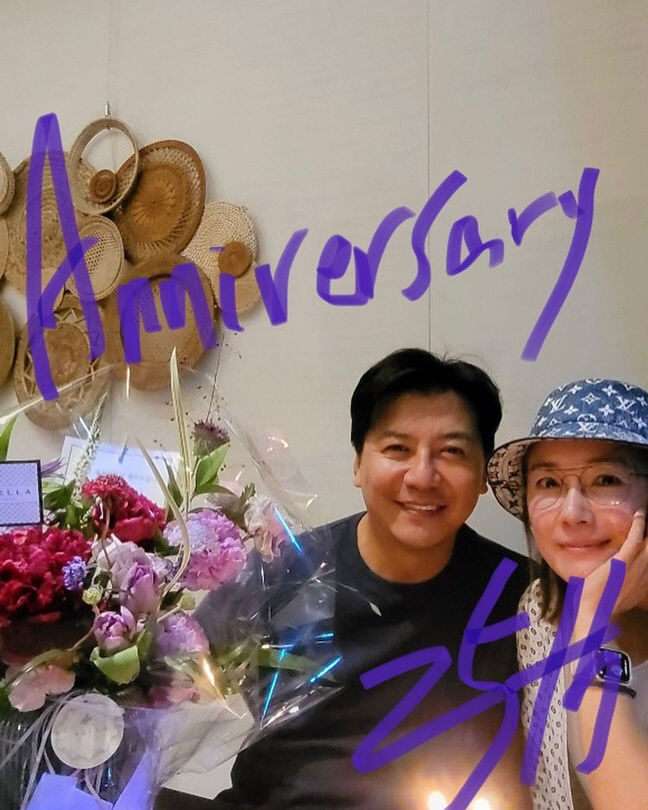 오연수♥손지창, 결혼 25주년 자축..신애라·황신혜·최명길 축하 봇물