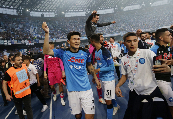 '구체적 시기에 이적료까지 나온 맨유행?' 더 뜨거워진 김민재 영입전, …