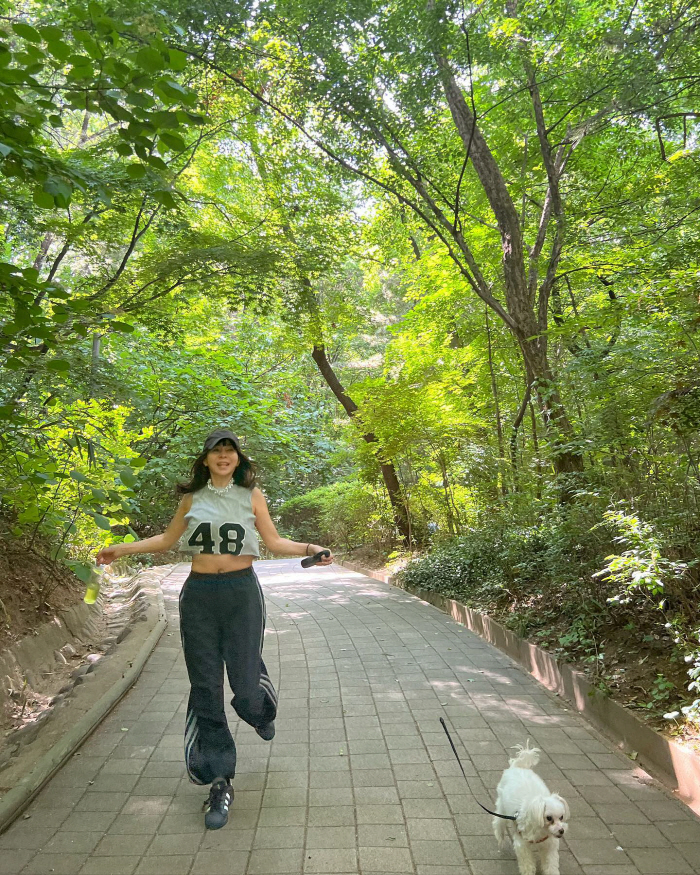 "60세에 이 복근 가능해?"…황신혜, 크롭탑으로 드러낸 11자 복근에 …