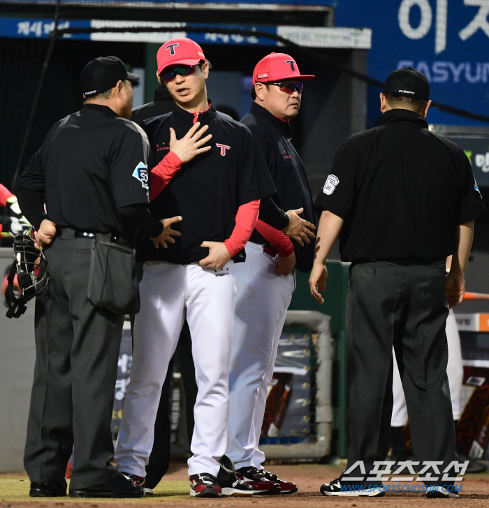 오락가락 스트존 판정, 선수+벤치 모두 부글부글…결국 로봇심판이 답인가[…