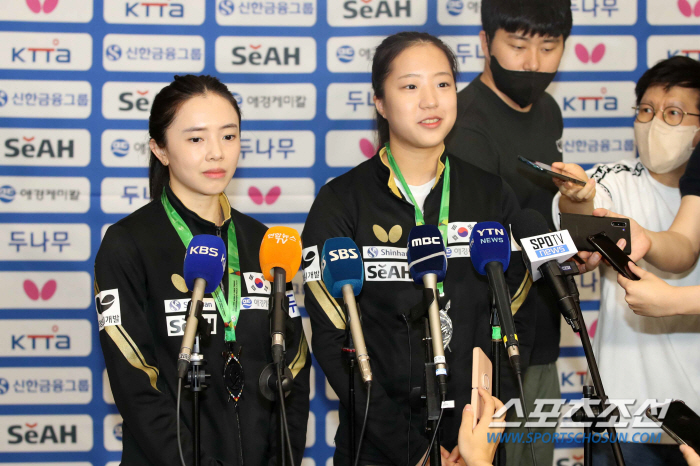 "세계선수권 결승무대,더반의 행운" 신유빈X전지희조 금의환향[입국인터뷰]