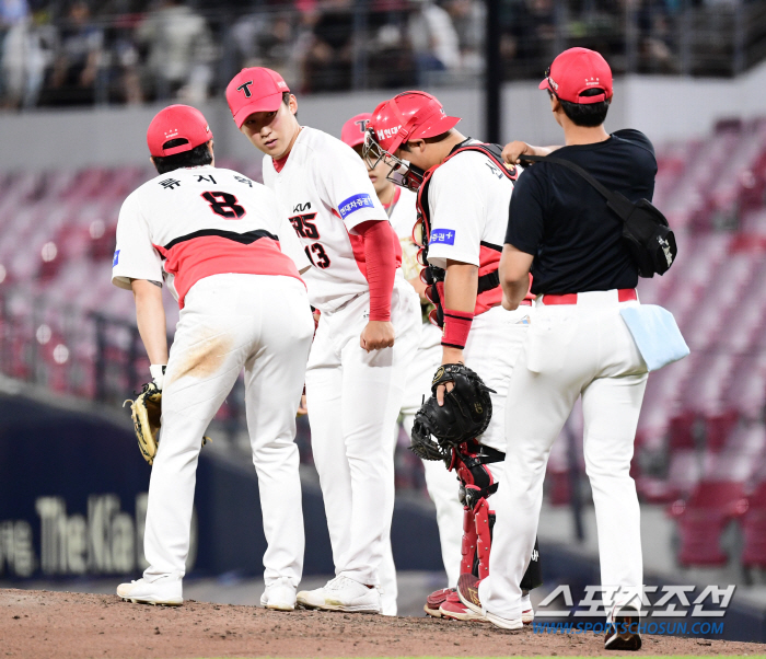 KIA 윤영철, 타구에 왼발등 맞고 교체 "병원 이동 검사 예정"[광주 …