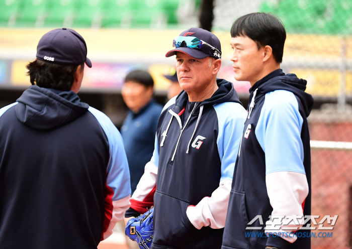 국민(노예+우익수), 적토마, 큰절 받는 코치…레전드 속에서 빛난 감독 …