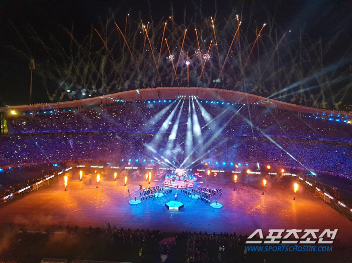 [이스탄불Live]맨시티 팬들, 경기 전 가수 공연에 '응원가 떼창'으로…