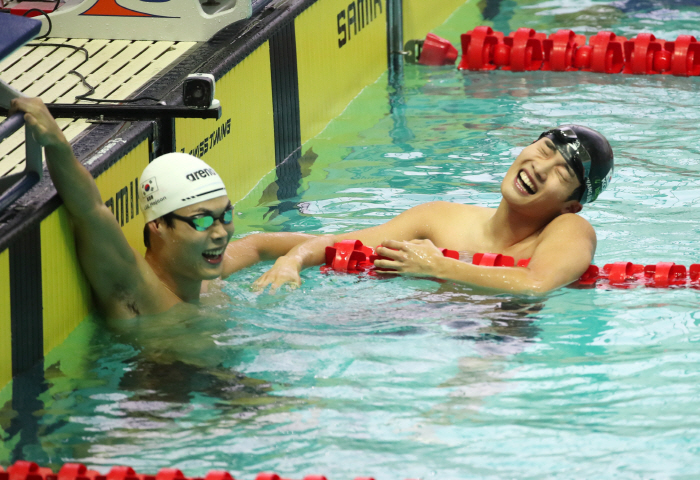 "또 황선우가 황선우했다!" 자유형200m 1분44초61,中판잔러 꺾고 …