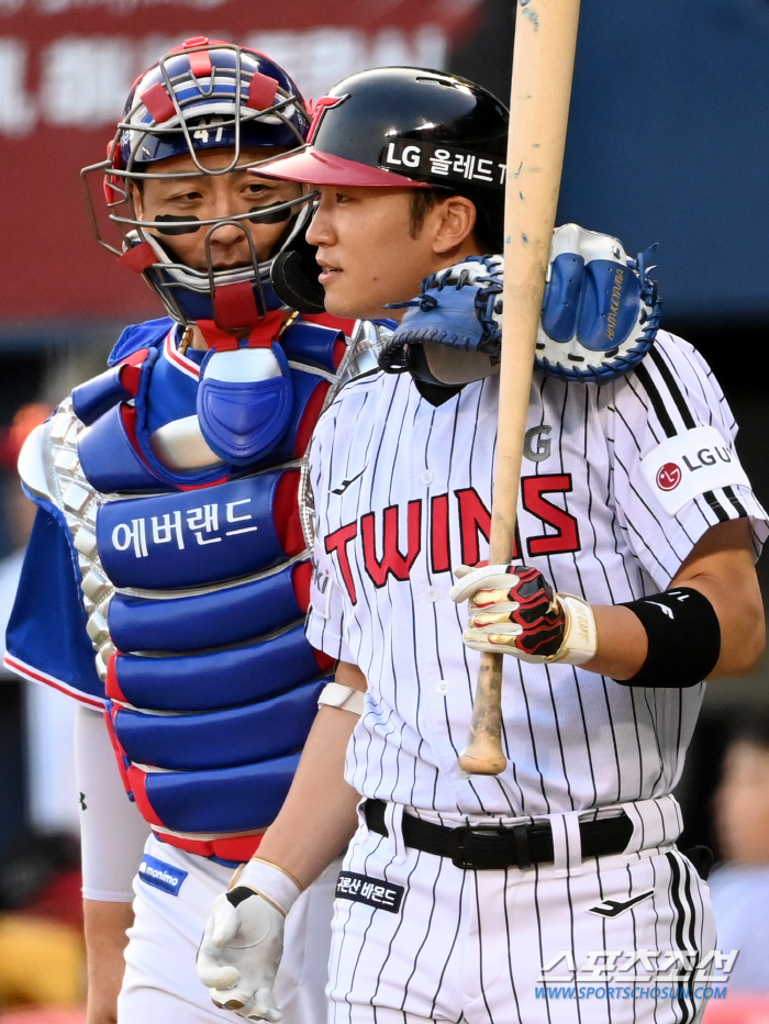 전광판 가리키며 기록 달성 축하, 유니폼은 달라도 변함없는 우정... 경…