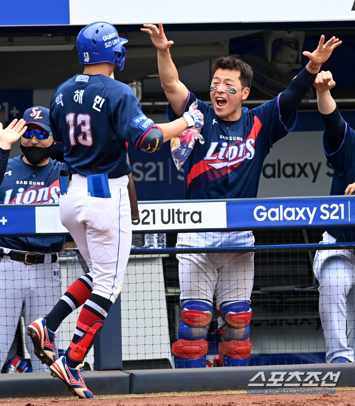 전광판 가리키며 기록 달성 축하, 유니폼은 달라도 변함없는 우정... 경…