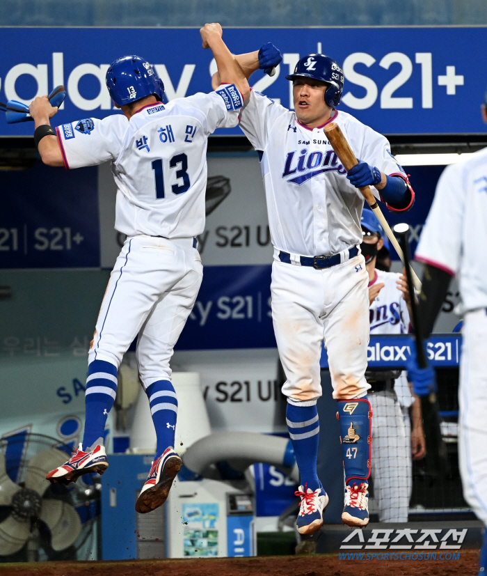 전광판 가리키며 기록 달성 축하, 유니폼은 달라도 변함없는 우정... 경…