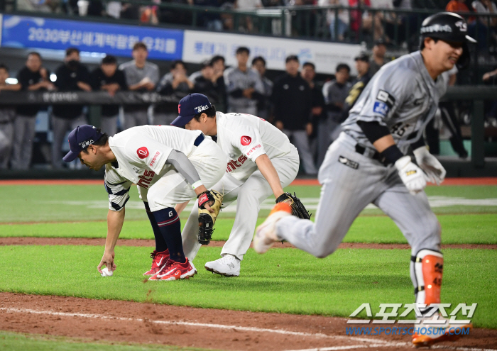 '번트때 마다 우왕 좌왕' 전준우 '실책성 수비가 낳은 치명적 결과  […